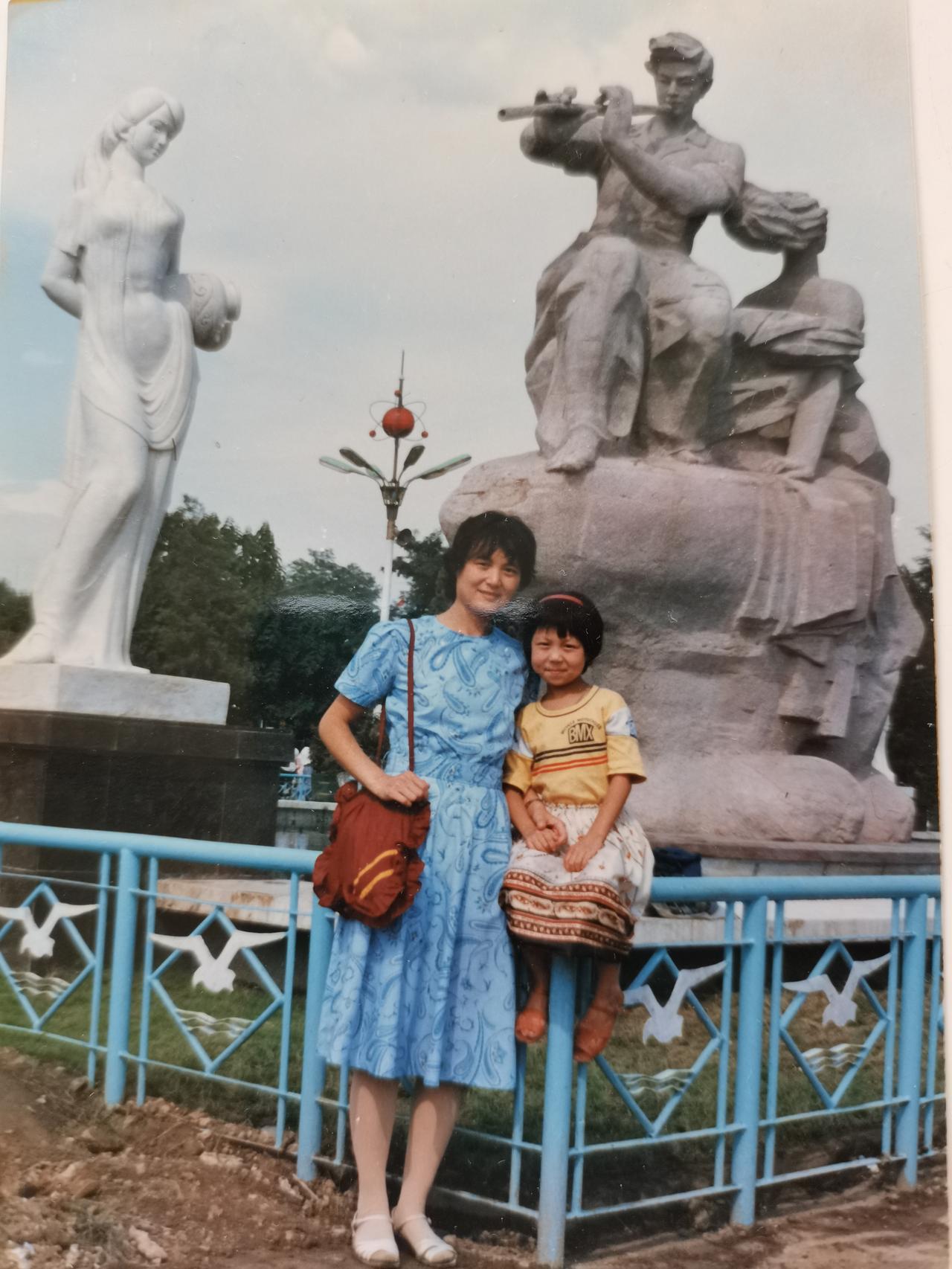 三十几岁的我步入了中年，生下了80后的女儿，身形也变得丰满起来，不再是那个瘦高的