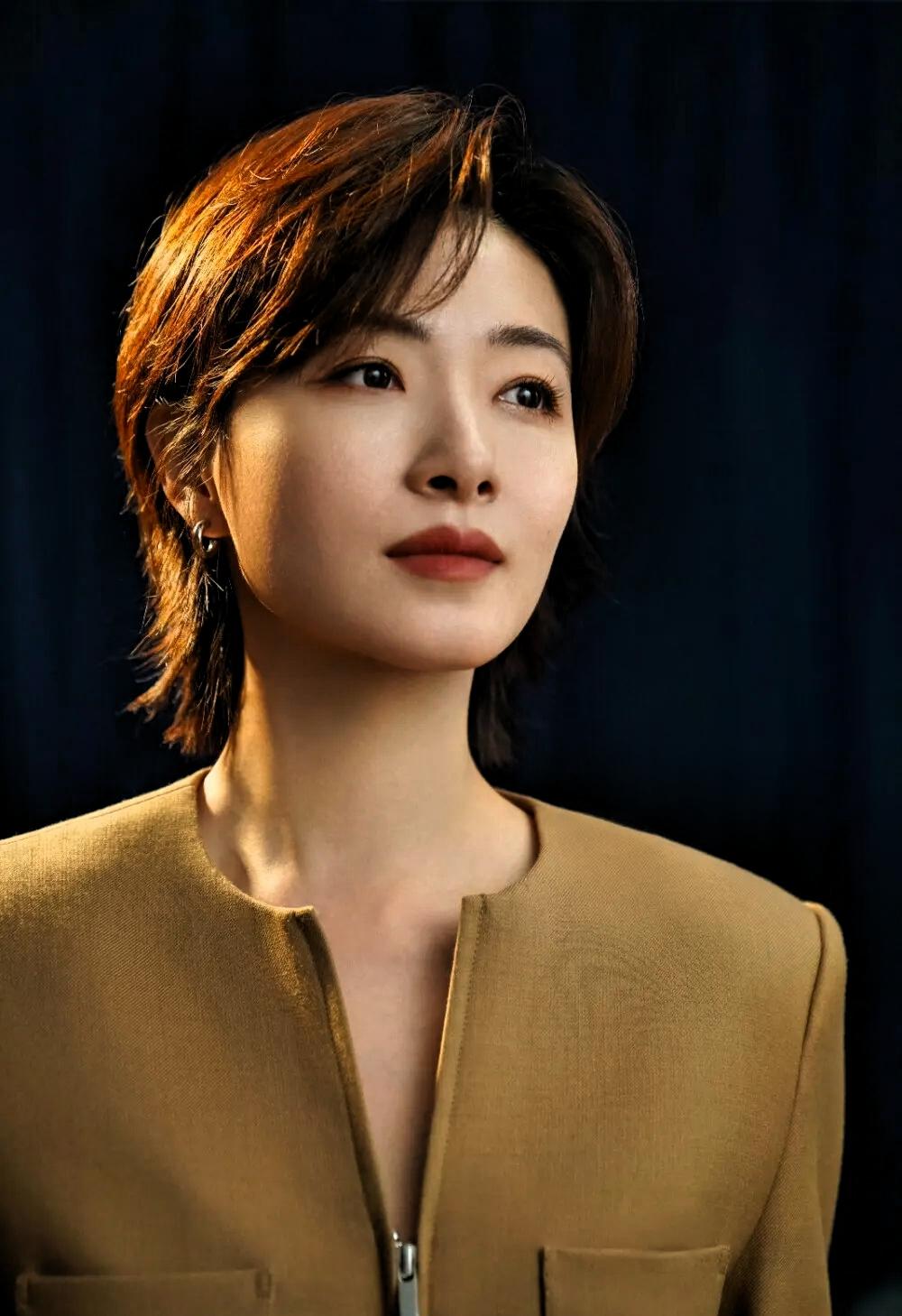 女演员万茜年轻的时候公开说：我有事业就够了，我不想结婚，也不想要小孩，婚姻不是人