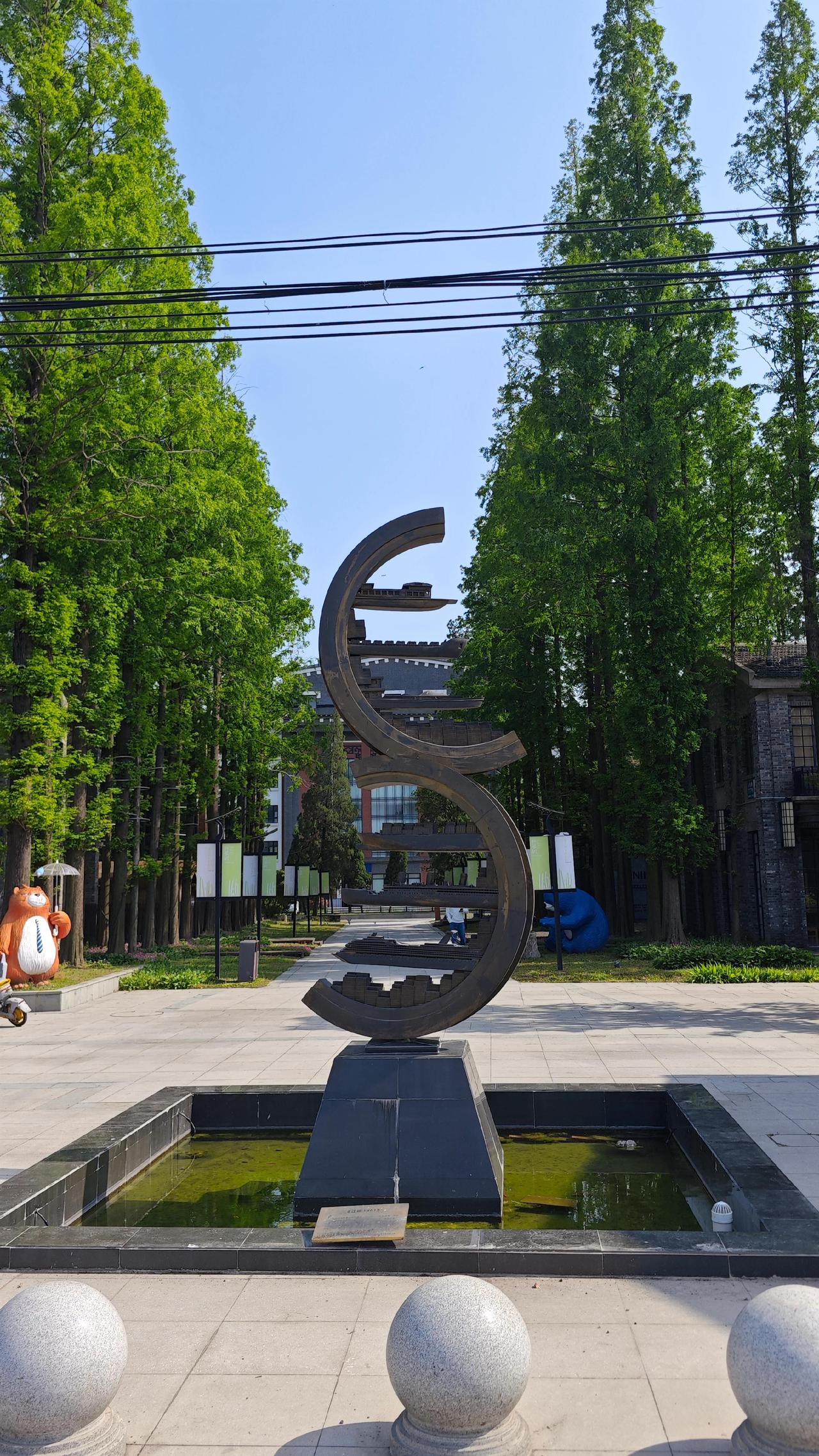 谁能想到，扬州湾头这片满是松影的园子，曾是江扬造船厂的旧地。当年热火朝天的船台与