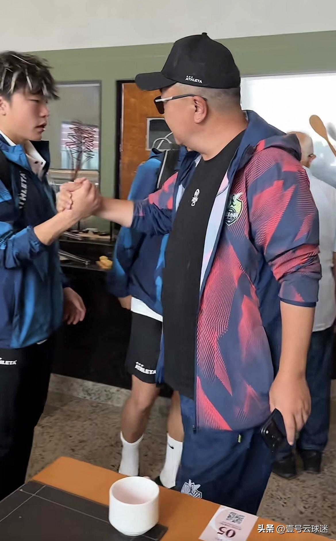 董路即将回国解说世界杯，他带领小将征战欧洲的行程暂时画上句号。
看着他和一群在国