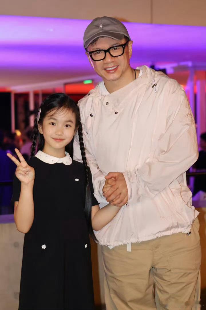 是和小演员合影的和蔼的段奕宏（叔叔？）[兔子] 或者像个怕走丢的傻大个（。 ​​