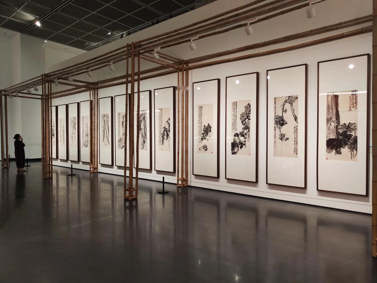感谢广汇美术馆的公共教育活动，昨天有幸免费观展。现在主要有两个展览，三楼的西方油