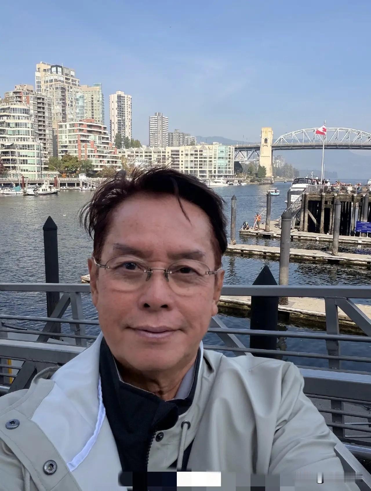 76岁的谭咏麟，生活过得是真潇洒。演唱会刚收官，他便今年第二次飞往加拿大看望儿子