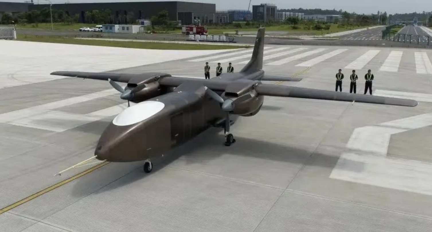 【我国自研大型双发无人运输机首飞成功：载重2吨级】#国产大型无人运输机成功首飞#
