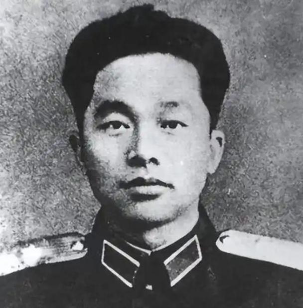 1955年，授衔台上，一张年轻稚嫩的面庞，却肩扛中将军衔，着实令人惊叹，不禁让人