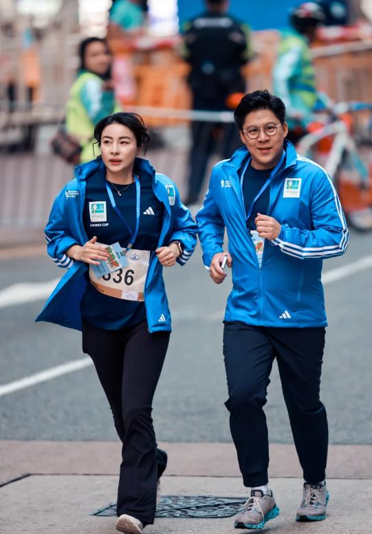 霍启刚郭晶晶共同参与2024渣打香港马拉松，全程状态轻松。霍启刚幸福满面略显发福