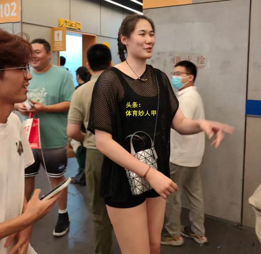 王云蕗到现场为中国女排加油，身穿透视装，大秀好身材，球迷：王云蕗越来越漂亮了。