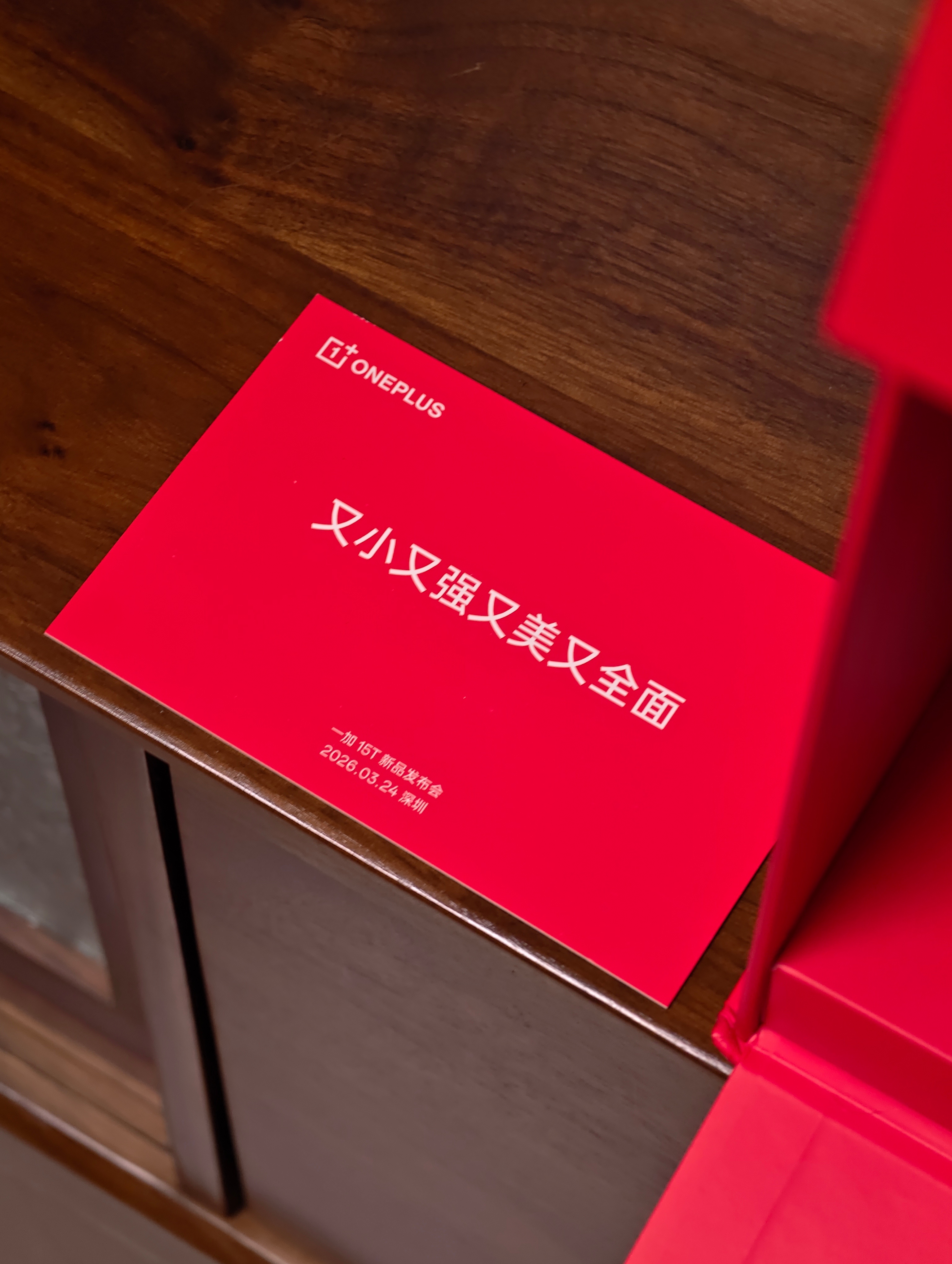 一加15T的邀请函是一个爆米花机 🍿 何意味呢？原来表面上是「一小把玉米粒就能