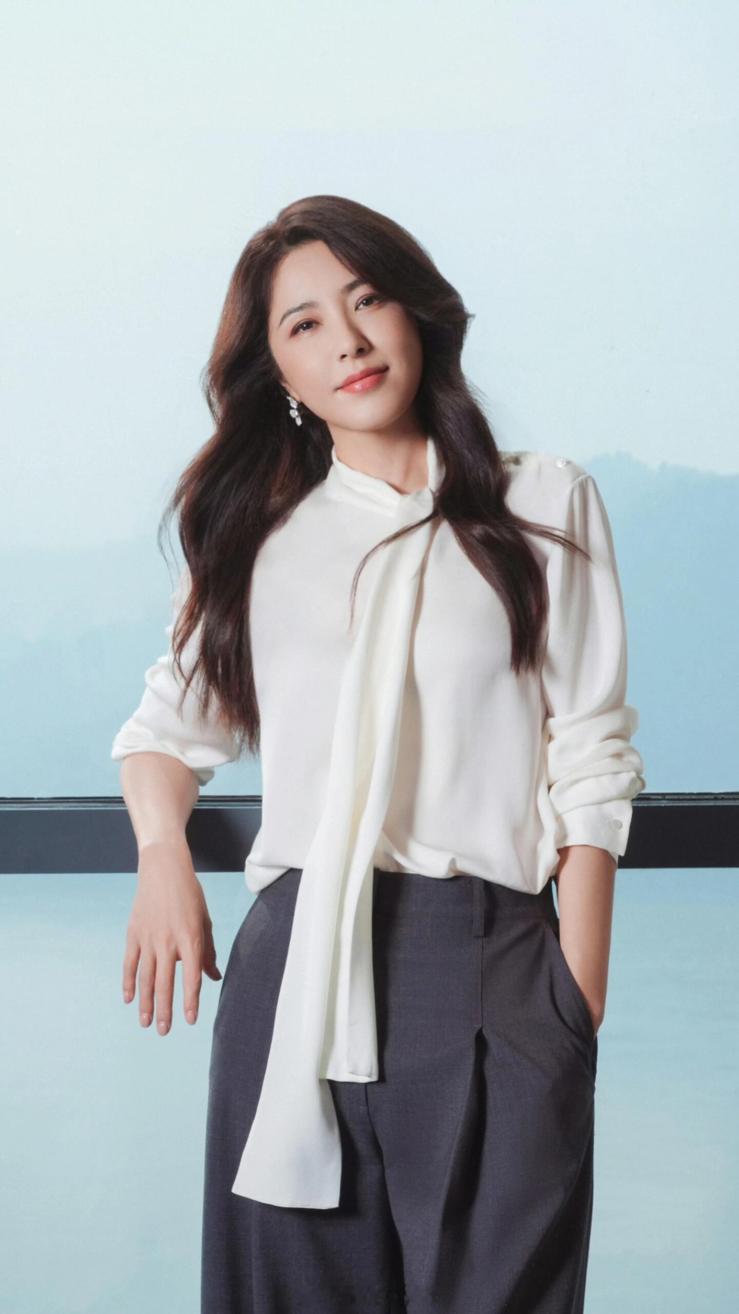 曾黎晒母亲1998年写给自己的信1998年的笔尖落在信纸上，每一笔都是妈妈的思念