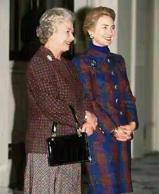 英美两国女王同框，优雅与时尚并存！说实话，真的很有气质。不列颠女王