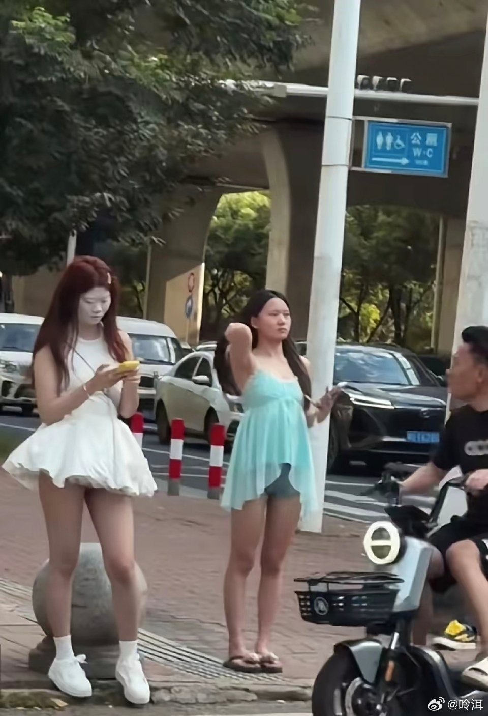 这妆化的 大哥看的目瞪口呆 