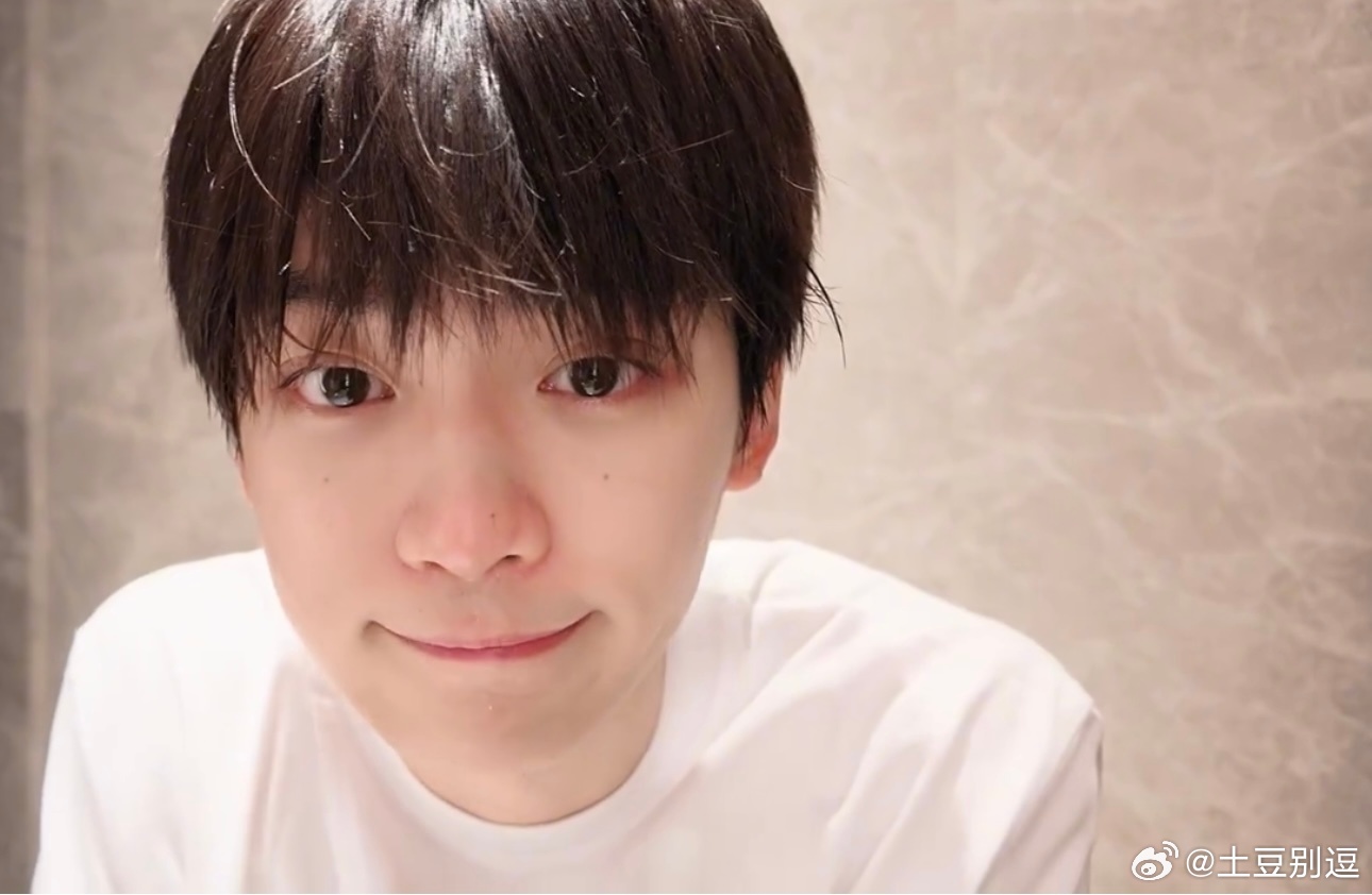 梓渝生日VLOG里的素颜顺毛就秒杀一切好吗？好嫩，男大即视感梓渝素颜顺毛