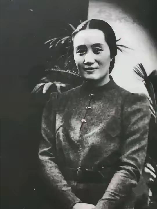 1935年，杜月笙带领手下去最火的锦江川菜馆吃饭，但这个菜馆有个规定：无论客人身