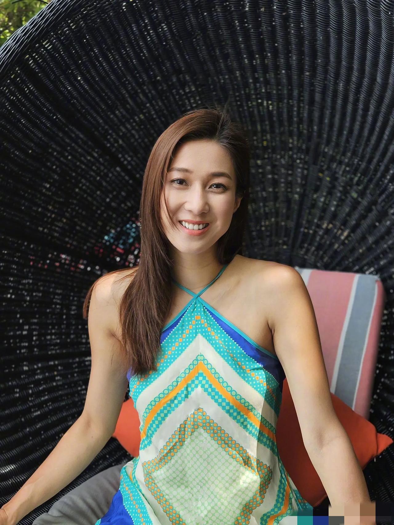 tvb女星钟嘉欣晒海边度假照，网友怒赞其为“冻龄女神”！钟嘉欣身穿一袭吊带沙滩连