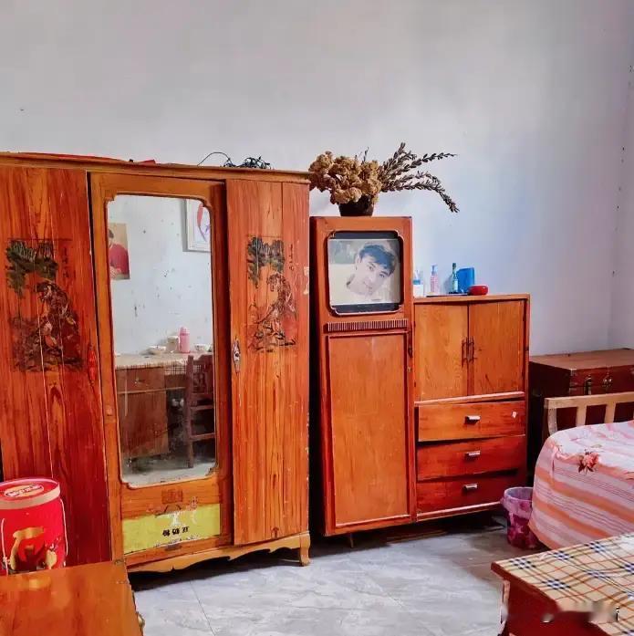 村里小学开家长会，三分之一的座位空着。
不是父母不想来，是他们在两千公里外的流水