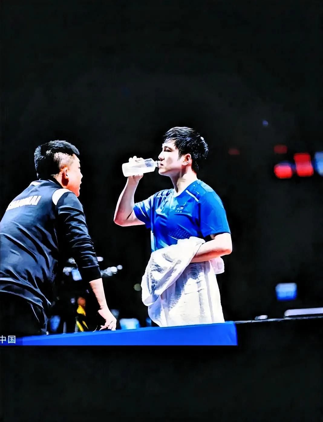 樊振东回来了，他赢了。
樊振东4:1战胜薛飞晋级8强，顺利完成任务。单打赛场，东