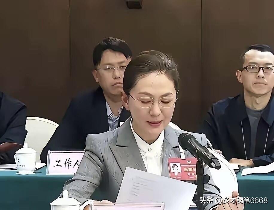 河南郑州市的这位美女主持人长得好漂亮，50多岁了气质不输周涛，美丽柔媚又大方，大