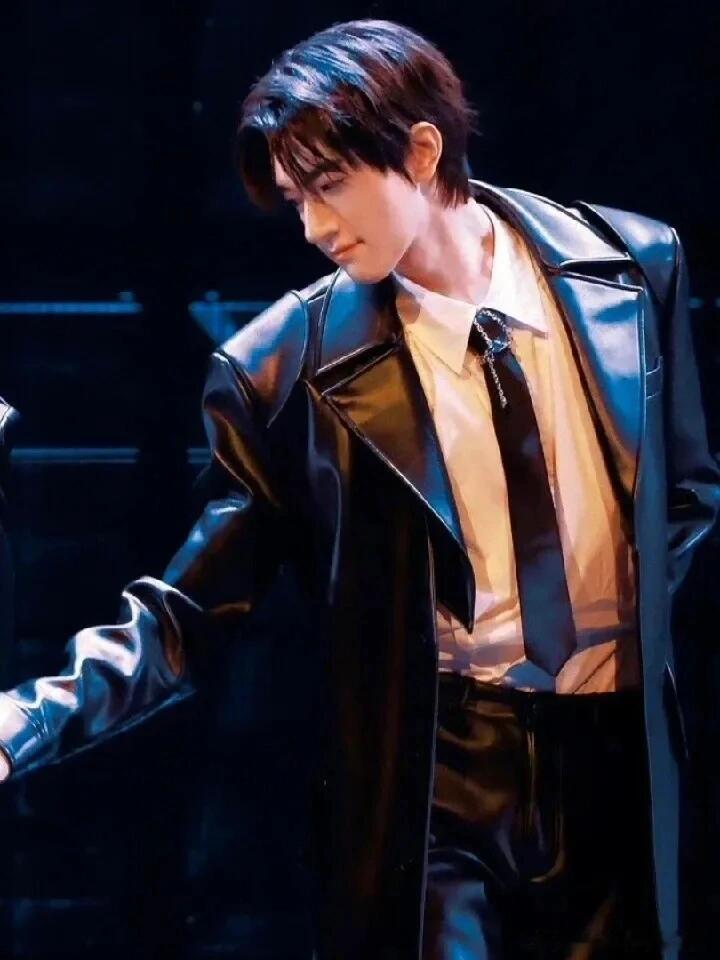 来人把林一的电池抠了 林一这外形和舞蹈实力，放在男团里就是门面天花板。跳舞时从来