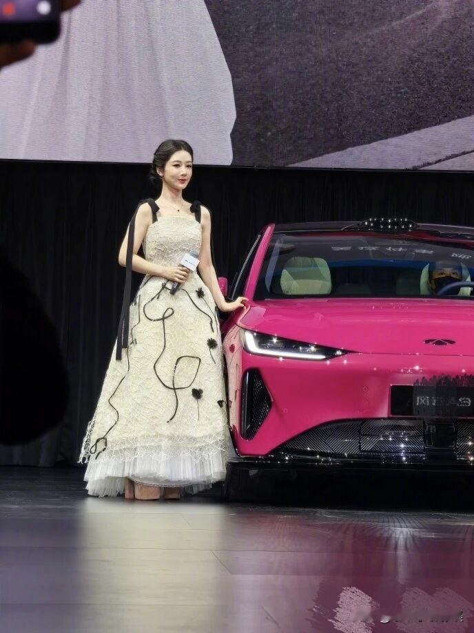 杨紫也不矮，怎么老穿“驴蹄鞋”？

官方身高167cm，脚踩十几厘米的恨天高，没