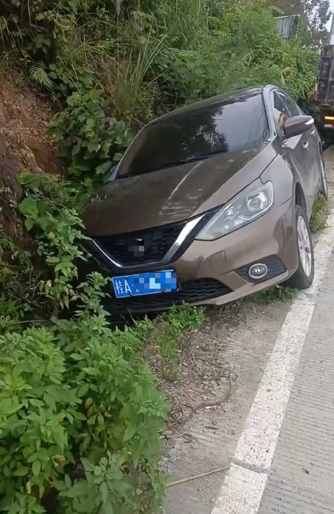 近日，玉林菱角桂A车牌小车撞进路沟板车拖走处理。 玉林