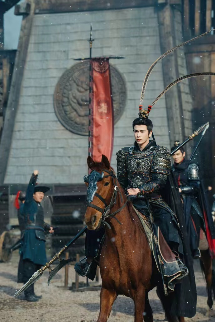 张凌赫谢征甲覆寒锋翎指苍穹万众齐呼武安侯 张凌赫谢征甲覆寒锋翎指苍穹，万众齐呼武