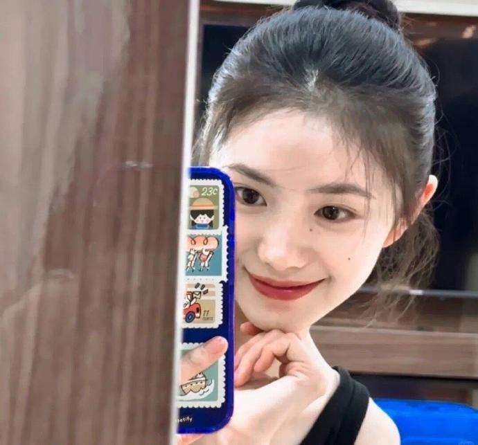 发现刘浩存出席活动从不刻意搞发型诶 