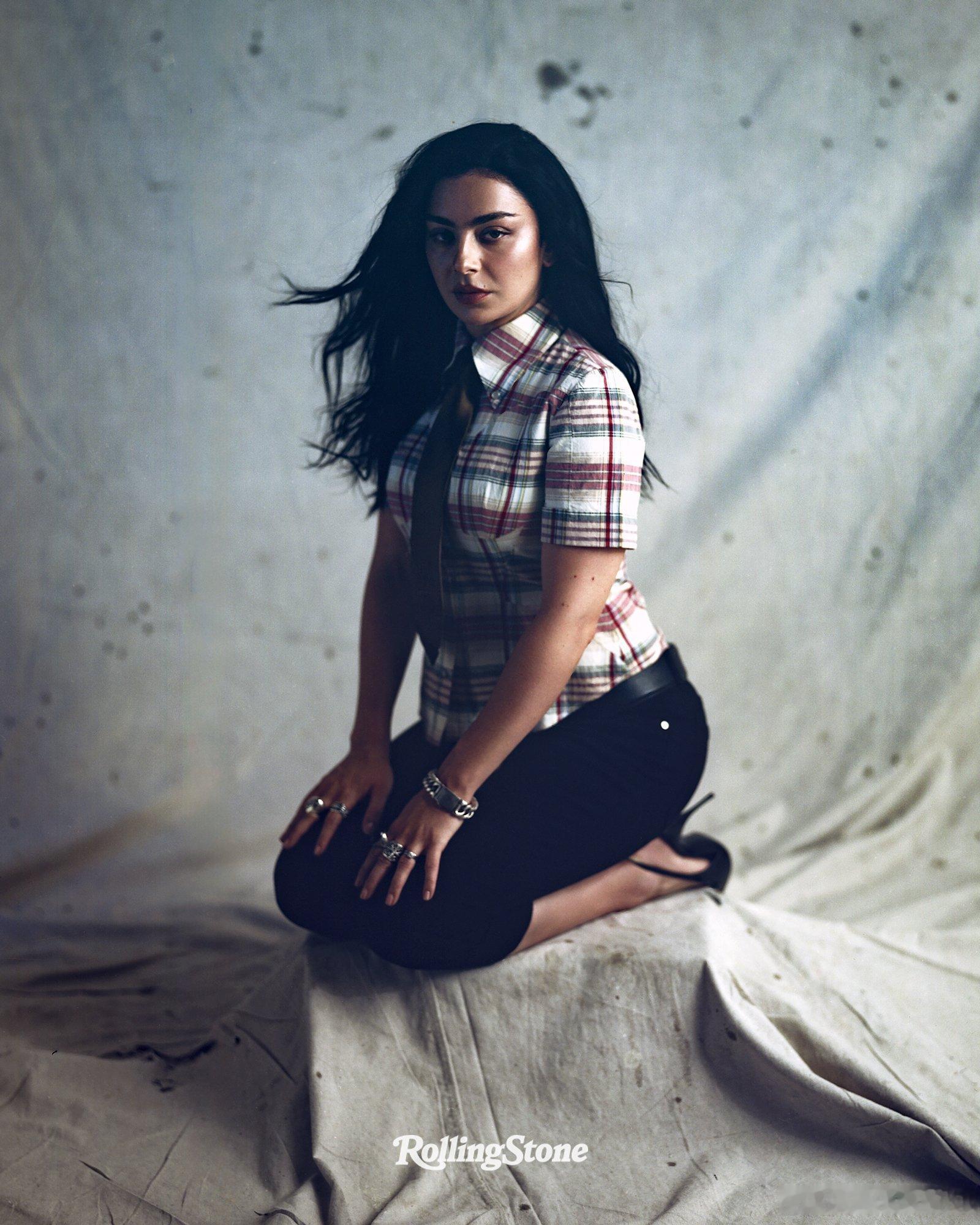 洗茶Charli XCX登上《滚石》杂志封面及内页写真大赏 