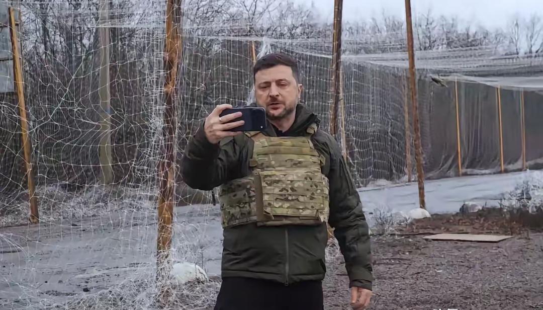 打脸俄军总参谋长，泽连斯基手持新款苹果手机，在库皮扬斯克发表演讲  
泽连斯基抵