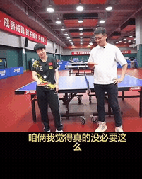 中国日报社的体育记者石甫天，在国乒训练基地对孙颖莎的采访时发生趣一幕。
记者要和