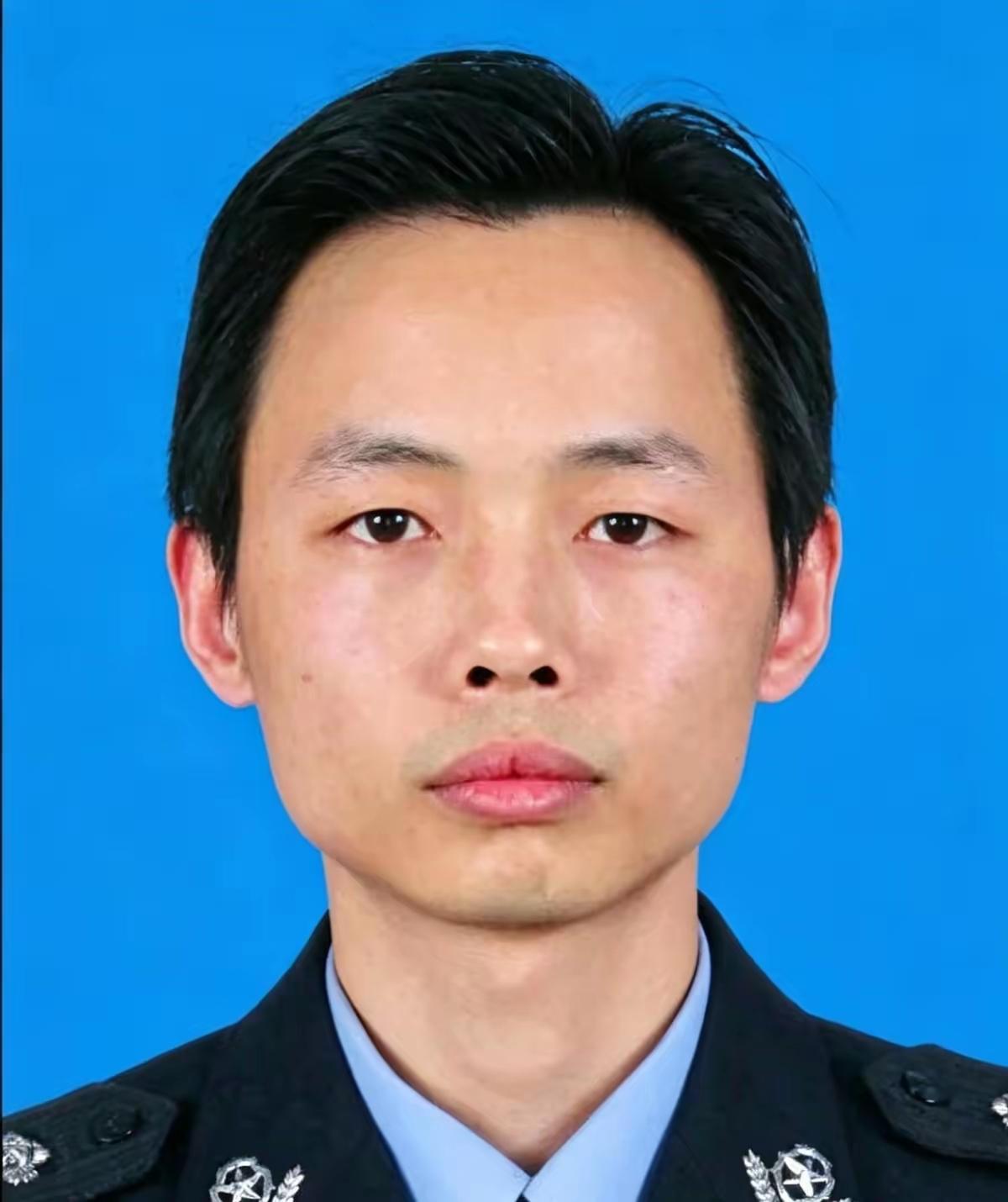 2009年2月20日晚上，重庆涪陵民警周鑫下班回家，撞上一个持刀歹徒刚刺伤了4个