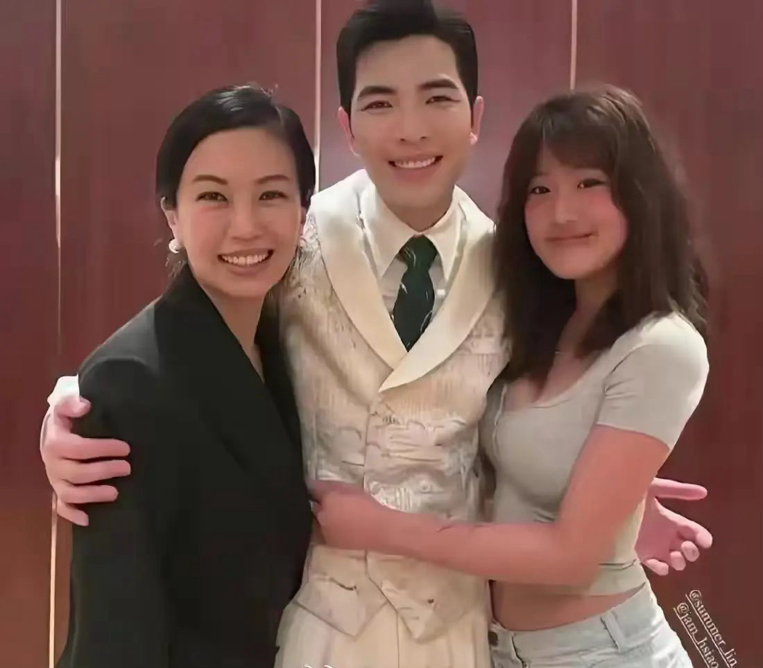 别人没有边界感没关系，自己有绅士手，挺好的一个孩子，跟萧敬腾合照，让人感觉不适！