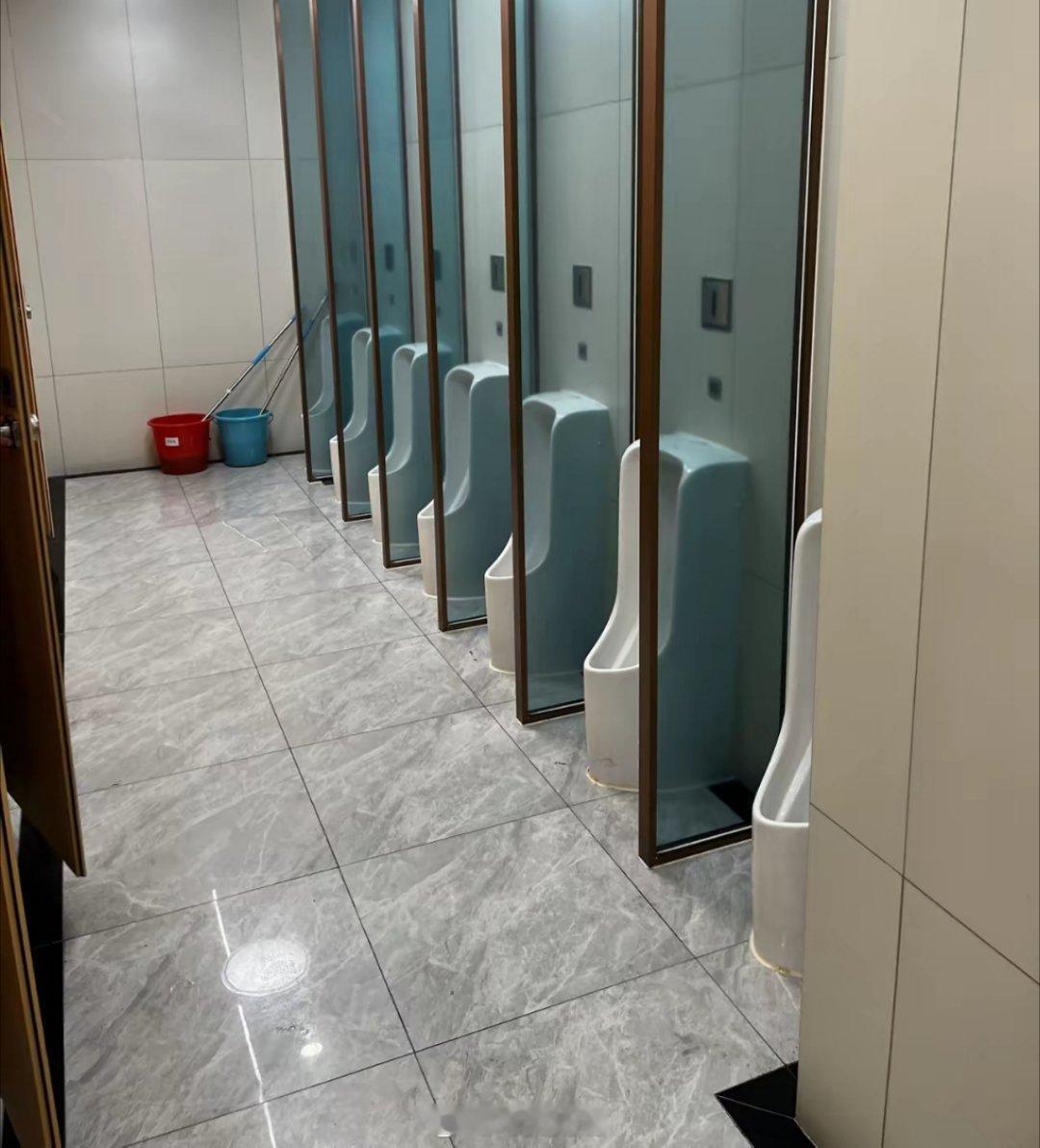 有人注意到男厕所那个“透明”挡板吗？设计师怕不是对“隐私”有什么误解？这个透明的