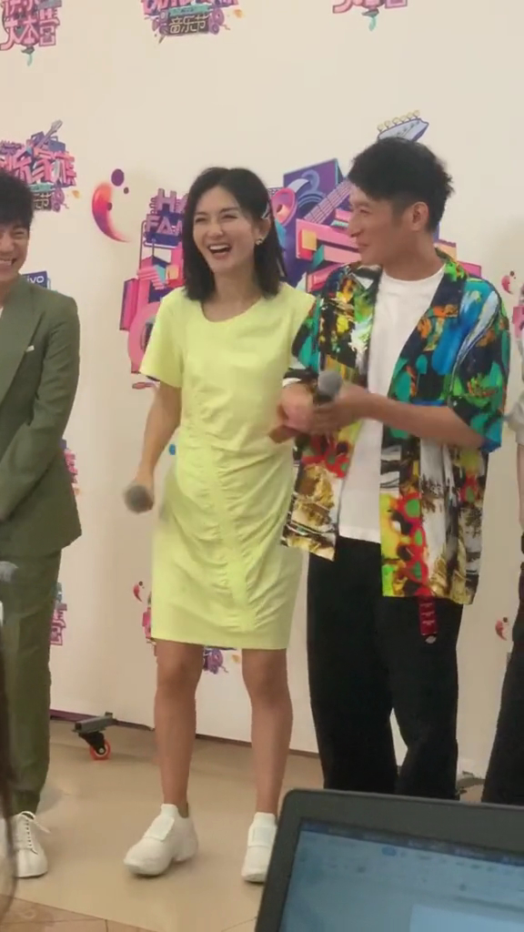 谢娜说出道作品是快乐大本营谢娜说得没错，正是这个舞台，让大家认识了活泼爱笑的她 
