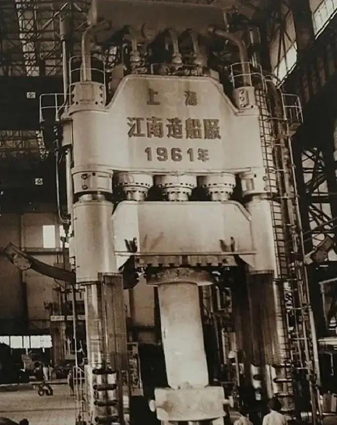 快讯！
中国突然宣布了。
1980年5月在南太平洋，18艘船护着一艘刚下水的白色