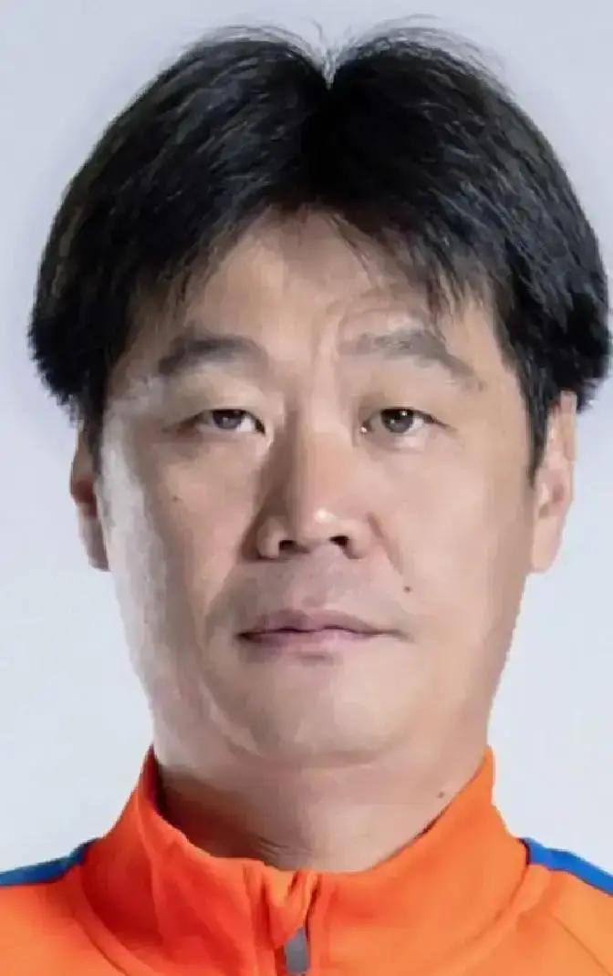 别被“国资接手”的新闻忽悠了。泰山队真正的危机，现在才开始。
 
李霄鹏为什么在