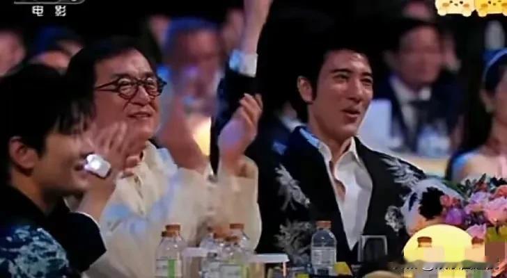 照片中这个穿黑衣服的帅男人又出来参加活动了，公开亮相，是不是意味着他没什么问题，