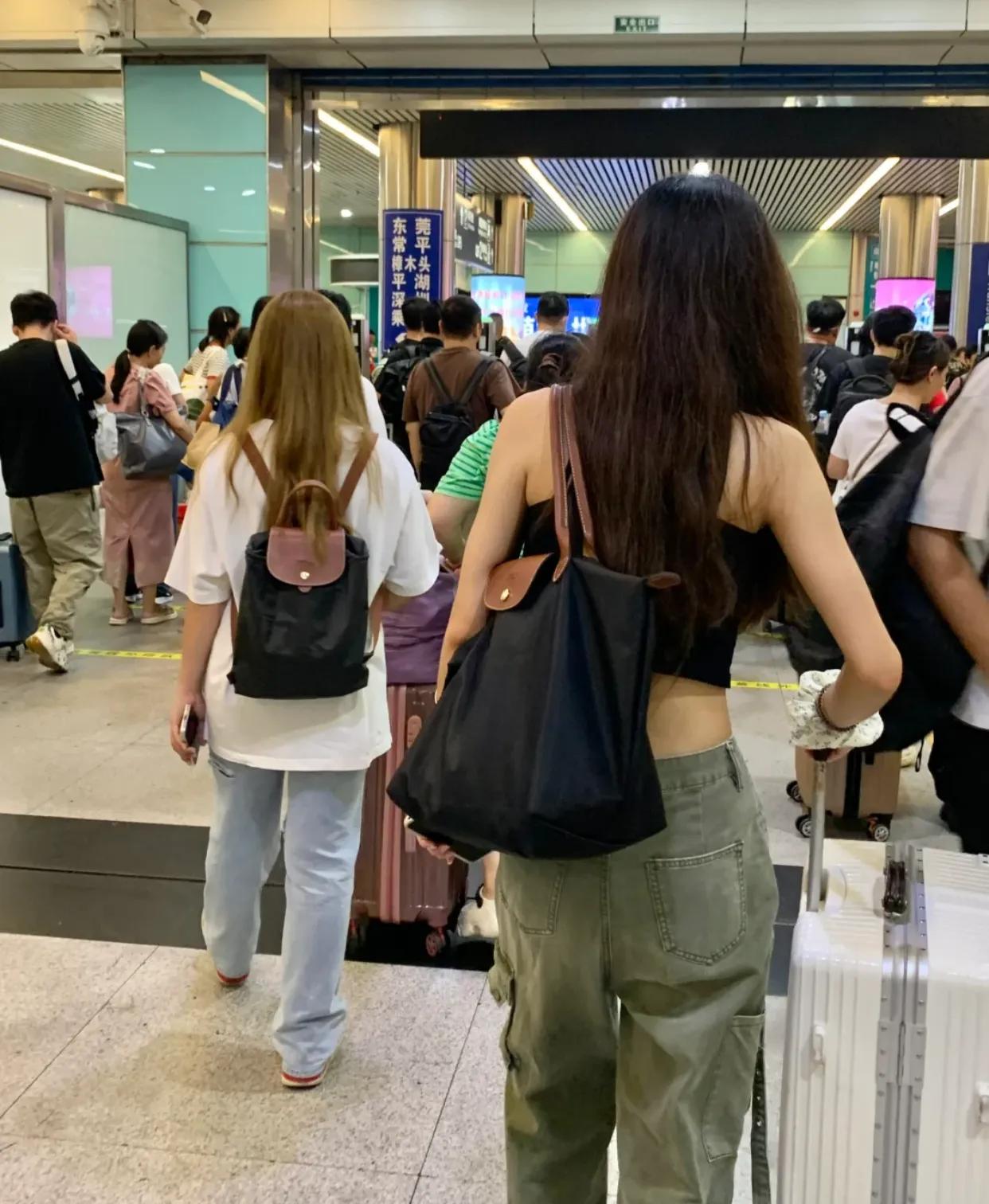 好明显的对比啊。。。。。。

坐在疾驰的高铁上，我的目光被两位小姐姐的龙骧包深深