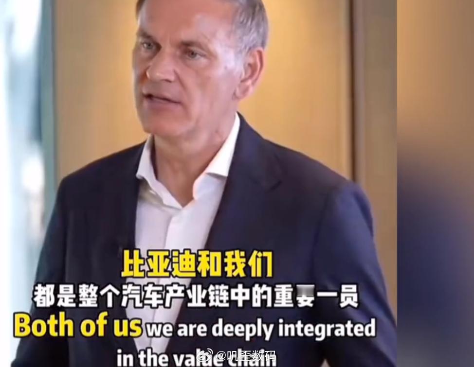 最近在网上看到了一段大众集团全球CEO奥博穆谈及中国车市的采访视频，尤其是在主持