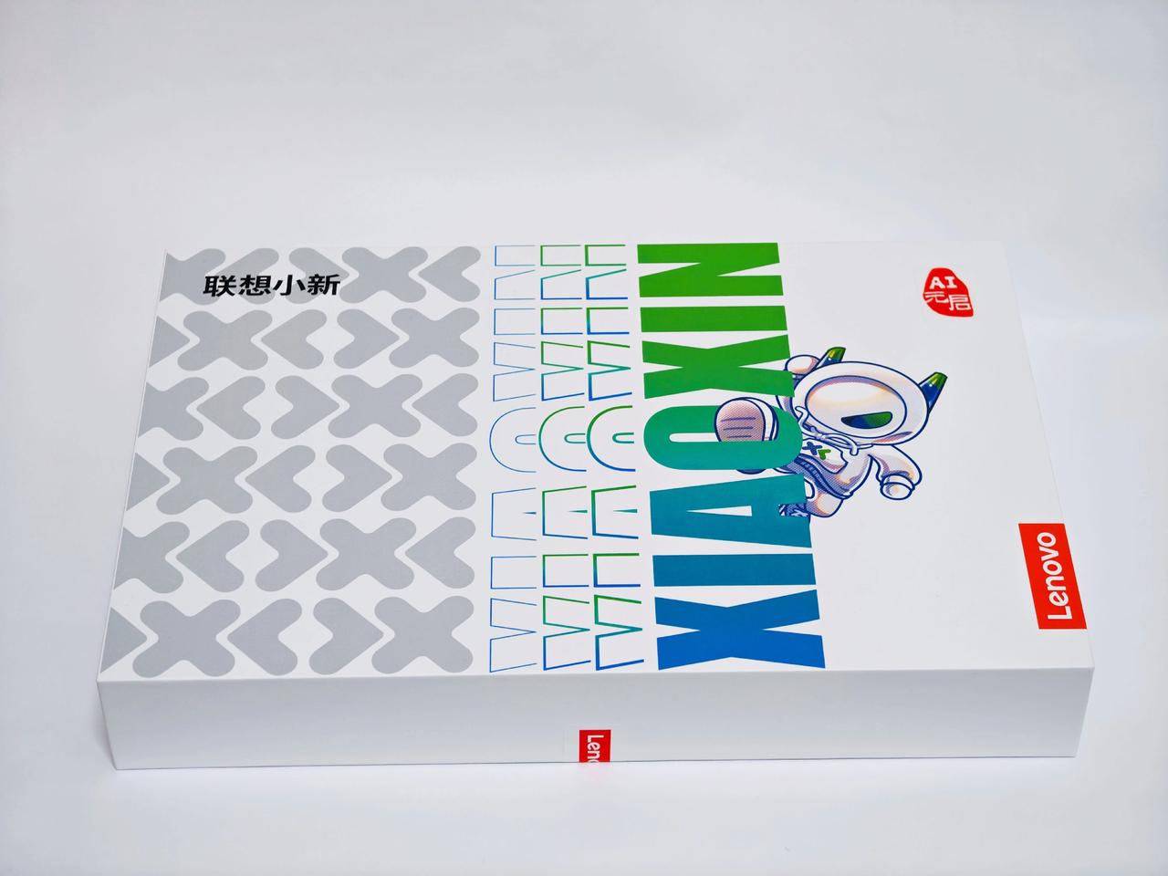 国内PC出货大厂，联想这次将发布联想平板小新Pro13 AI元启。
非常简约的设
