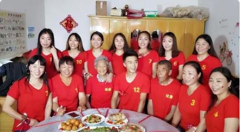 一条视频引起网友热议，11位亲生姐姐为她们唯一的弟弟出32万办婚礼，网友喊话“请