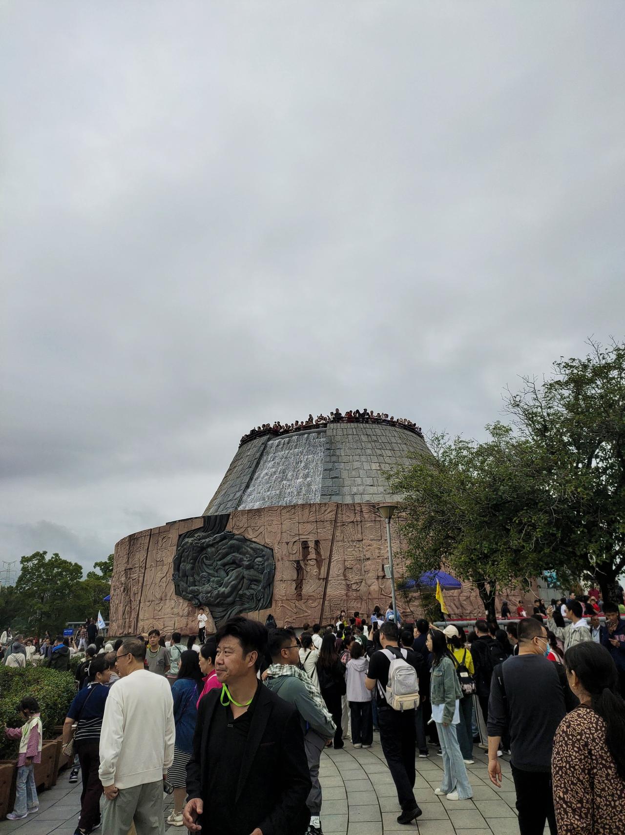 一样的年龄，不一样的学历，一个进了体制、一个没进去，日子过的就是两种活法
村里的