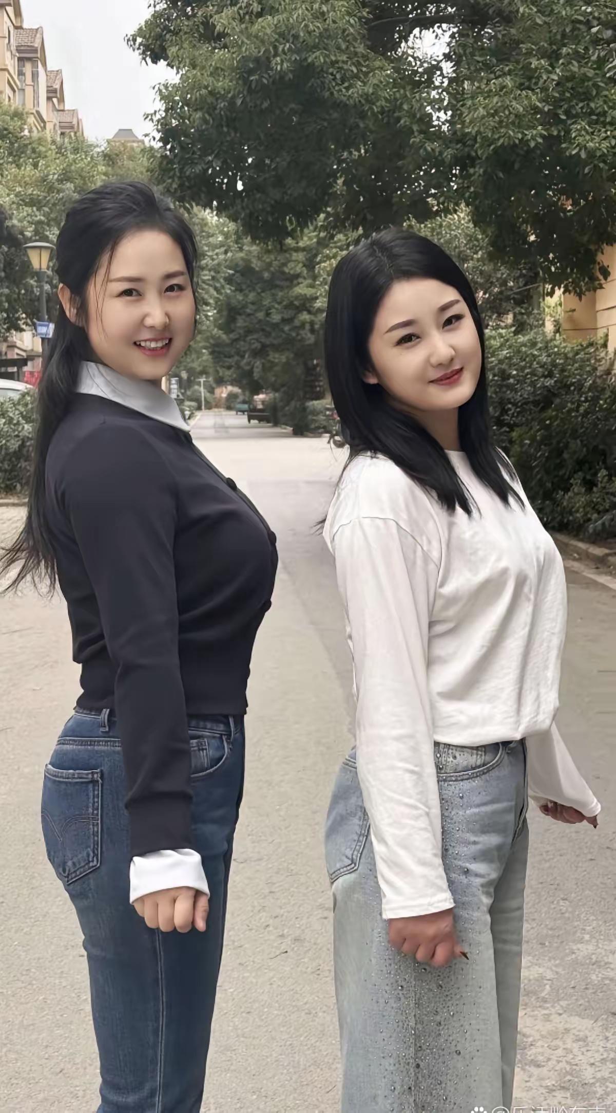 天净沙·自况
不施粉黛无华，
布衣素面人家，
心底藏君牵挂。
朴拙也罢，
清欢不