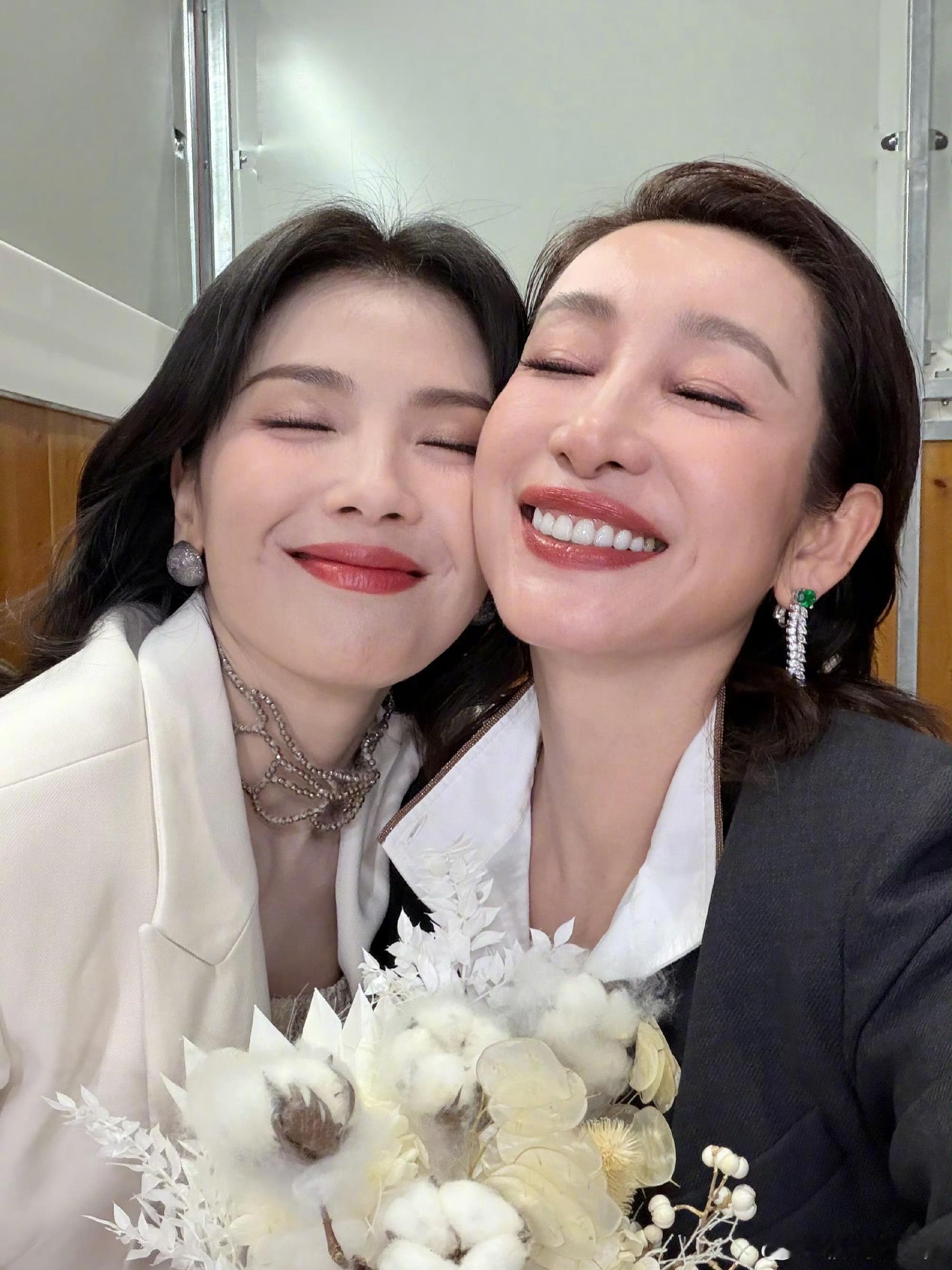 刘涛秦海璐棉花婚合照刘涛晒与秦海璐合照 刘涛秦海璐棉花婚合照，二人状态好好 ​​