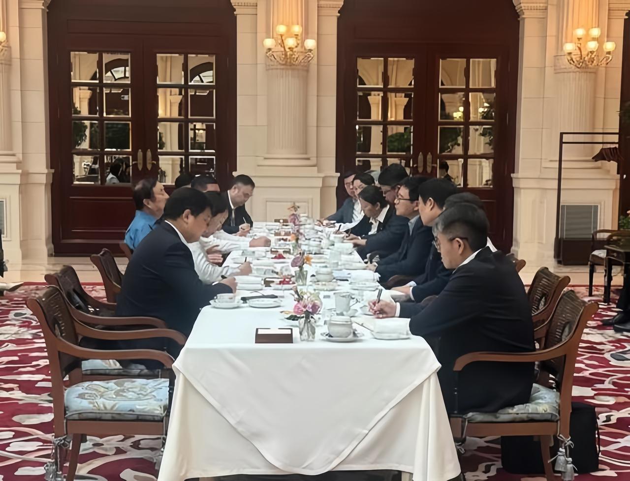 近日，任老在深圳华为总部，亲自接见了上海电气集团董事长吴磊，81岁了依然还在坚持