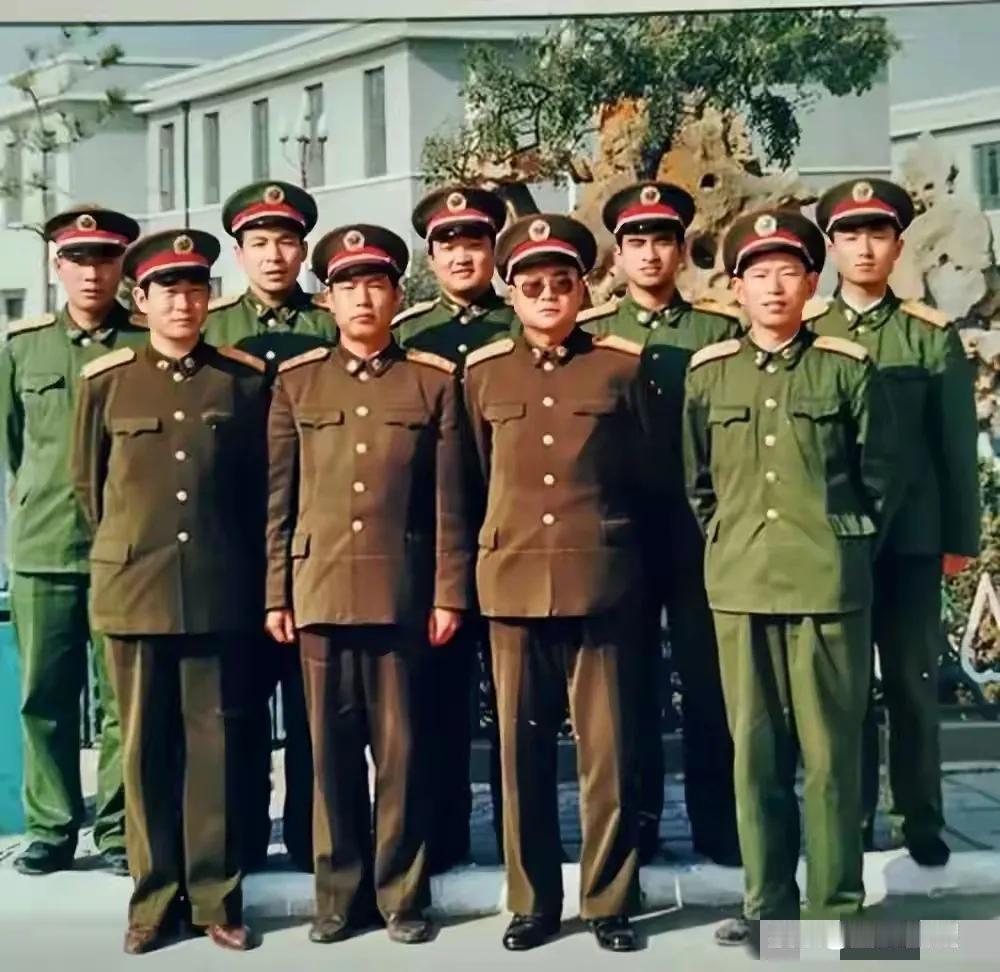 真是没有想到，校官和尉官就是如此的泾渭分明，一目了然。
87式军服的时代，尉官配