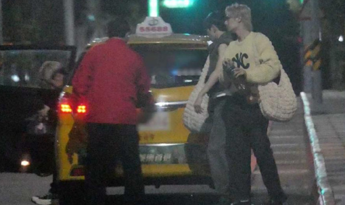 炎亚纶和助理背情侣包  炎亚纶男友疑似是他助理  据台媒，炎亚纶日前被拍现身街头