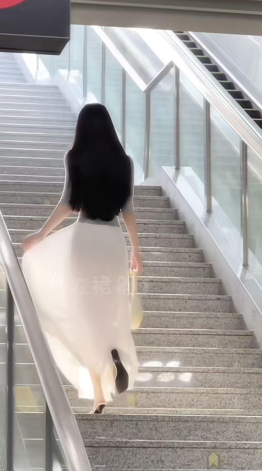 优雅漫步，长裙飘飘，步步生花。美人照怎么拍才好看 清纯甜美的样子漂亮吗