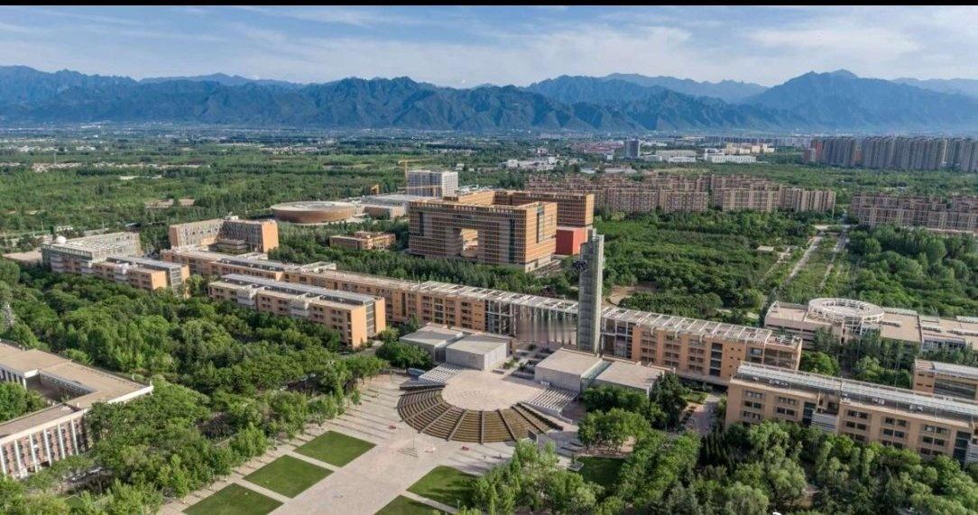 九十四年走过峥嵘岁月，
漫漫征程始于半部电台。
红色电波穿透岁月天堑，
在每一位