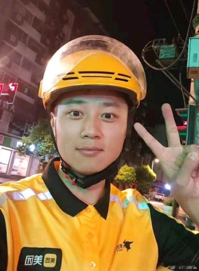 遂宁纪委回应公职人员兼职送外卖这事搁以前，肯定是违规的，不过现在经济形势不太好，