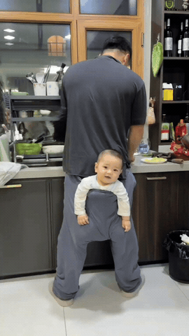 真是太搞笑了！

父亲为了不耽误做饭，真是办法总比困难多，和宝宝同穿一条裤子，太